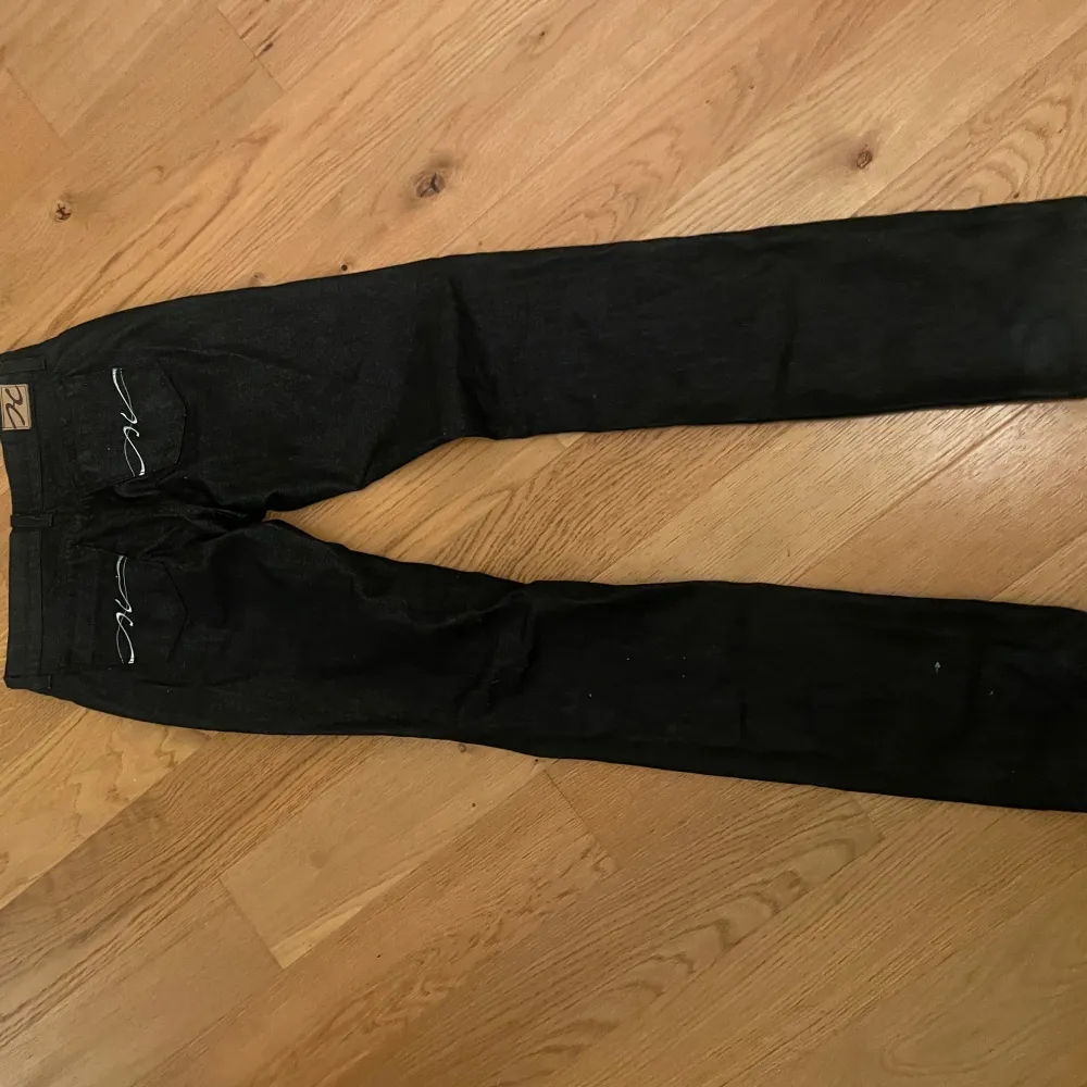 Lågmidjade jeans i väldigt bra skick, säljer då dom inte passar mig💕Jeansen är svarta men har även lite glitter eller skimmer i sig. Jeans & Byxor.