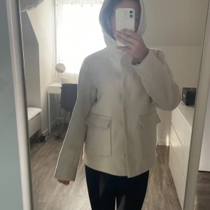 Kappa - Jätte fin beige kappa från primark. Väl använd men har knappt tecken på användning. Den har en luva och två fickor. ❤️