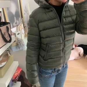 Colmar jacka  - Super skön höst/vinterjacka!  Står storlek 42 men den är som en 34 eller 36💗 En defekt på armen, de sista bilden!!💗💗