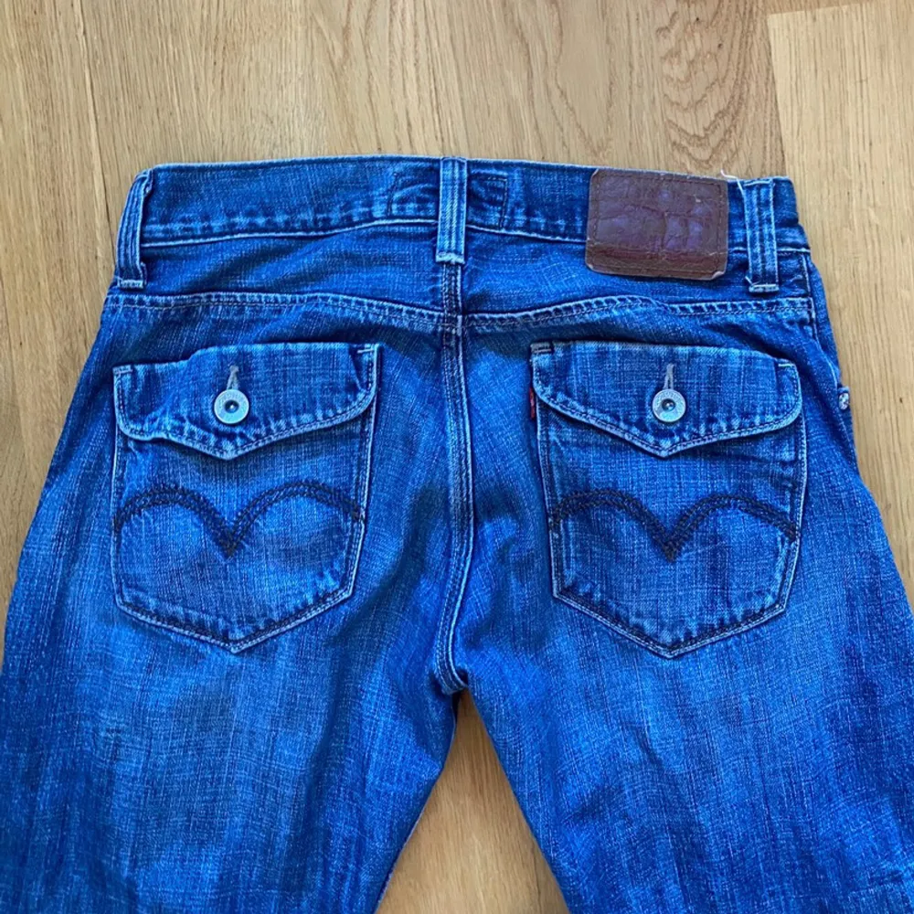 Lowwaist straight jeans från Levis, dem sitter loose på mig så dem ser nästan bootcut ut! Midjemått: 39 cm innerbenslängd: 75 cm  Skriv gärna vid frågor💕. Jeans & Byxor.