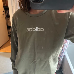 Adidas sweat - Har knappt använt den har liknande och det står L på den men passar mig som har M. Den är olivgrön jättesnygg.