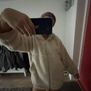 Teddyjacka  - Superfin och gosig teddyjacka från Carin Wester. Den är i fint skick och har inga defekter förutom lite sminkfläckar på kragen som inte syns när man har på sig jackan. Jag är 1,66cm