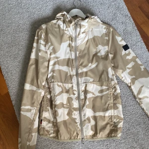  Woolrich windbreaker - Säljer en Woolrich windbreaker i storlek S! Skick 9/10