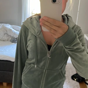 Säljer juicy couture hoodie med dragkedja  - Säljer denna för att jag har ingen användning av den. Den är storlek xs. Har inte använt så jättemånga gånger. Väldigt skönt material och jättefin. Priset kan diskuteras. Skriv om ni har några frågor🩷