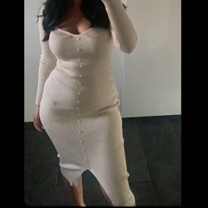 Vit/beige klänning - Väldigt fin klänning köpt från Chiquelle förra sommaren. Klänningen är vit/beige. Har den även en likadan i mörkare beige. Min absolut favorit klänning, men säljer pga den har blivit för liten. Köpte för 600. Denna klänning framhäver kroppen så fint🌸