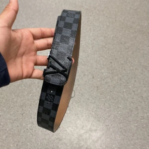 Bälte  - Använd är lite sönder men funkar ni ser på bilden är även köpt på Plick. Kan även köpa på Swish 