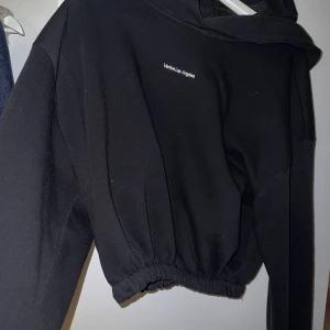 Hoddie  - Kortare modell av hoddie, sparsamt använd 