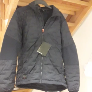 Helly hansen-jacka  - Helt ny, aldrig använd och taggen är på 