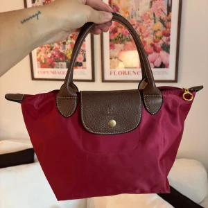 Vinröd väska - Jättefin röd väska, finns en liten fläck (se bild 2) går säkert bort men ej testat det❤️