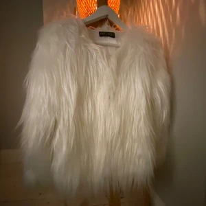 Pälsjacka - Vit superfin pälsjacka, perfekt till hösten💗