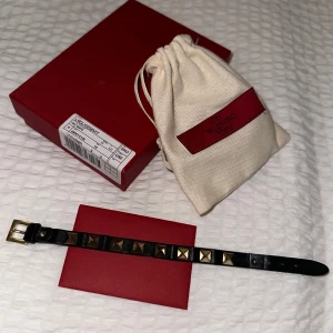 Valentino Armband ÄKTA - Säljer mitt Valentino armband då det inte kommer till användning längre. Det har släppt lite i lädret mellan nitarna men det syns bara om man kollar noga och inte när man använder det 🖤  Låda samt dustbag följer självklart med 🖤