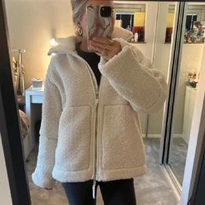 H&M Teddy Bear Jacka - Säljer den populära Teddy Bear jackan från H&M. Den är helt oanvänd och prislapp sitter kvar! Stl XS men passar också S då den är i oversized fit! Högt pris pga den stora efterfrågan.  (Lägger ut igen, då förra köparen ångra sig)