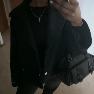 Höst jacka - Jätte bra skick nästan som ny, köpt från even & odd. Perfekta storleken då man får plats med stickad tröja under men sitter bra med tajtare tröjor även. Säljer den så jag längre inte använde den!! 