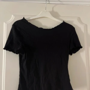 T-shirt  - Fin croppad T-shirt som har används några gånger, bra skick☺️