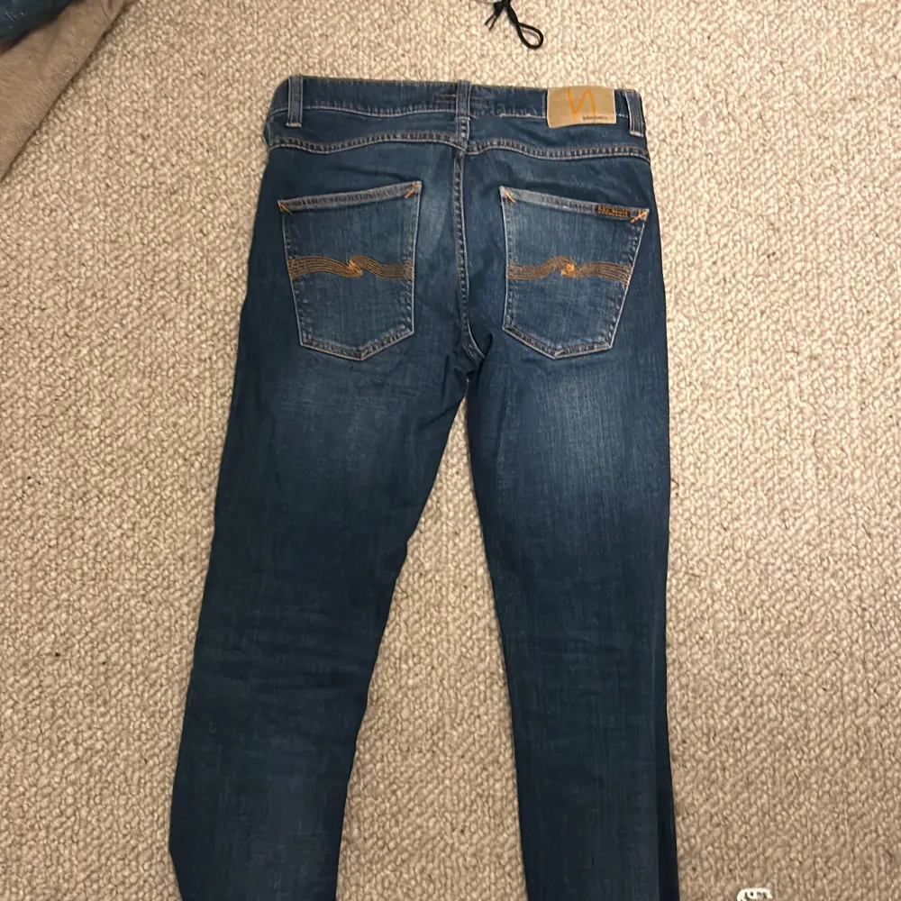 Ett par mörk blå Nudie Jeans i storlek 31/32. Använda men inga märken eller hål. . Jeans & Byxor.