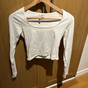 Vit tröja - Säljer en vit tunnare tröja från hm som är kort i magen har slits på armen och en rund urringning. Säljer på grund utav att den inte kommer till användning som den andra likadan beiga jag la upp och det finns inga tecken på andvändning. St xs