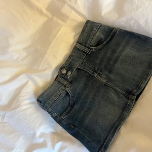 Jeanskjol - Lågmidjad jeanskjol från hm, nästan aldrig använd strl S men passar XS och M❤️