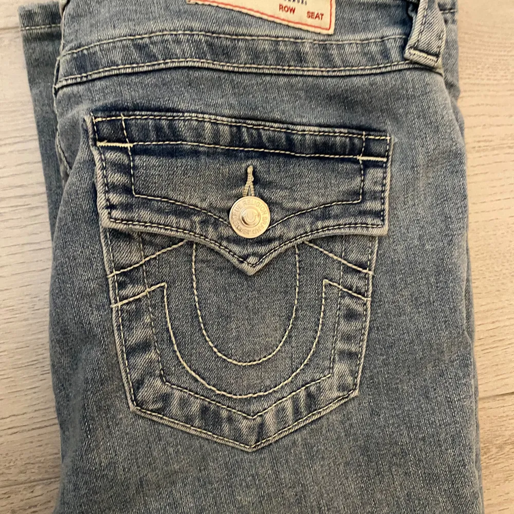 Äkta True religion Mid waist jeans från Nelly, endast använda en gång och är i bra skick. Nypris 1200kr ⭐️. Jeans & Byxor.