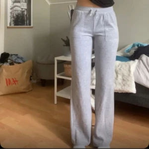 Grå mjukisbyxor - Säljer mina gråa juicy,den är i barn storlek 15/16(bilden är från fösrta ägaren)jag har storlek xs/s och den va lite stor på mig skulle nog säga att den e perfekt för S/M.Den har inga skada och är i bra skickt (köparen står för frakt)💛pris diskuteras