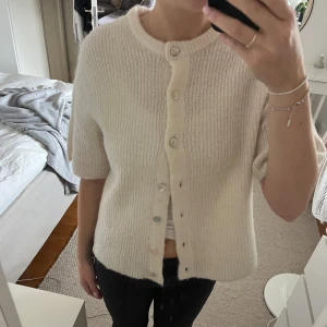 Kortärmad kofta - Säljer då den inte kommer till användning. Knappt använd, inge hål eller fläckar😊