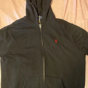 Polo Ralph lauren - Säljer den här feta polo Ralph lauren tjocktröjan  Skick 9/10 använd fåtal gånger Nypris ca:1200 mitt pris:450 Kan tänka mig att gå ner lite vid snabbäffer skirv vid frågor 