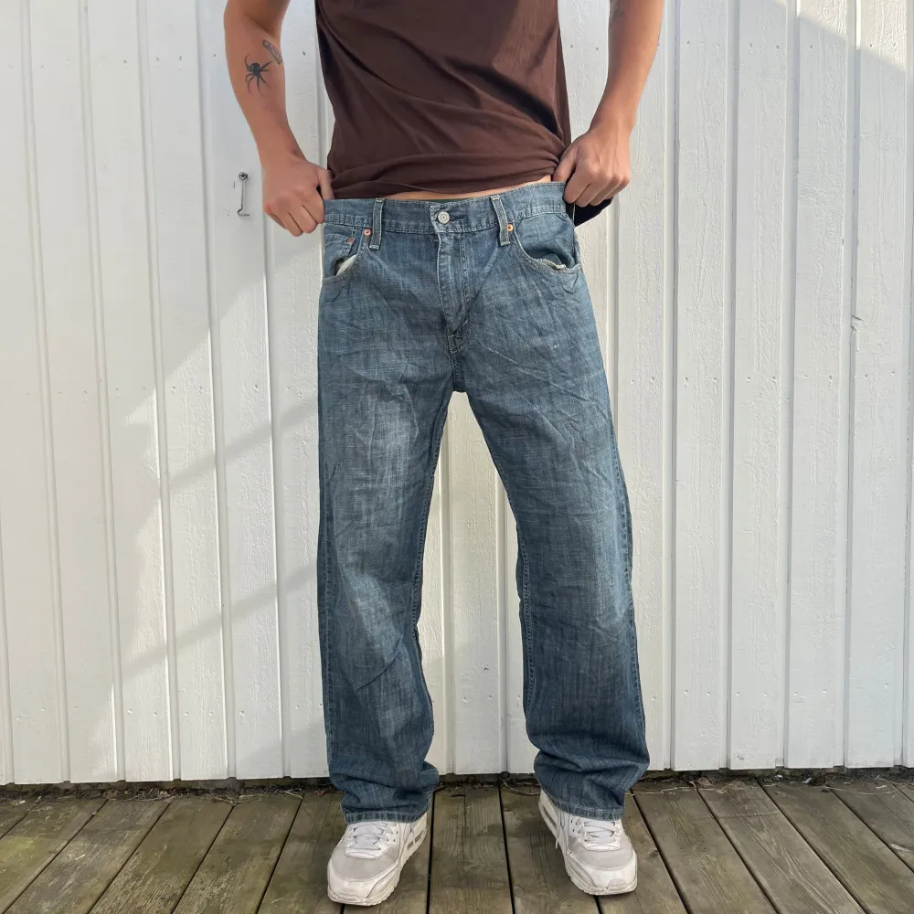 Länk till produkten på hemsidan: https://secondjeanssthlm.com/products/levis-jeans-569-33-32. Jeans & Byxor.