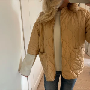 Trekvartsärmad jacka - Supersnygg trekvartsärmad jacka😍 köpt secondhand och står tyvärr inget märke men den är i fint skick! 