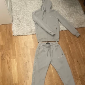 MCKENZIE dress - Grå dress i bra skick! Går att köpa separat.