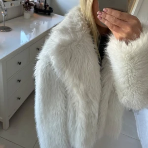 Jacka - Säljer min fluffjacka från Gina Tricot, då den inte kommer till användning🤎 köpt för 800 jättefint skick!