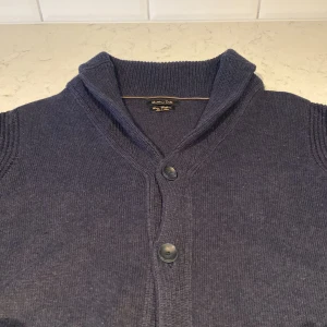 Massimo Dutti Kofta - Säljer nu denna asfeta Massimo Dutti koftan i ett perfekt skick! Storleken är L men passar mer som M. Nypris ligger på ca 1599kr❌ mitt pris endast 449kr✅ hör av dig vid minsta lilla fundering!! 😄😀