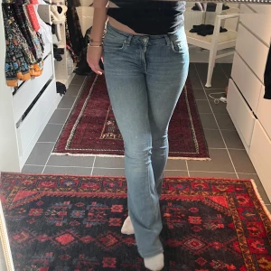Low boot - Säljer ett par low waist jeans som är från lager 157, dom är i fint skick men är slitna vid fötterna i bak. (Se sista bilden)💓