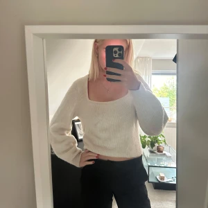 Vit ribbad tröja - Säljer en superfin vit ribbad tröja som är perfekt för både vardag och fest. Den har en snygg fyrkantig urringning och långa ärmar. Tröjan är croppad och ger en modern look. Passar perfekt till höst och vår!❤️Säljs då den inte kommer till användning😁