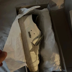 Golden goose vit/svart - Smått slitage på sidosulan annars fräsha, str: 44 ganska neutrala i sin storlek. Pris kan diskuteras vid en snabb och smidig affär, hör gärna av er!