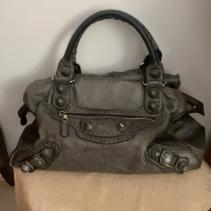 Balenciaga city väska - Balenciaga ”city bag” i använt men superbra skick😍 Har tyvärr varken dustbag eller liknande kvar därav priset, små skador förekommer även. Koden på insidan (syns på bild 4) bevisar äkthet!! fråga gärna om fler bilder, mått osv.❤️
