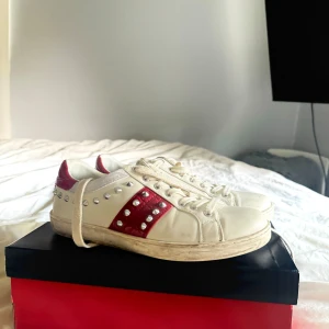 Intresse koll på mina unika guess skor - Intresse koll på dessa sjukt unika guess skor, finns inte att köpa i Sverige och är nu mera ute ur sortimentet även i utlandet! 