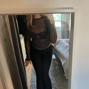Glittrig tröja  - Säljer denna fina toppen i stl M i ett genomskinligt glittrigt material. Köptes på Zalando och märket är Stradivarius. Perfekt att använda till festliga tillfällen💕💕