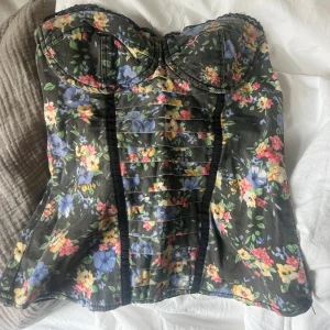 Korsett topp - PERFEKT korsett- topp med blommigt motiv💖💖Perfekt skick! Storlek M men skulle säga att den är XS-S