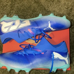 Puma future 7 fotbollskor  - Helt oanvända, säljer dom för att dom är för stora. Org pris 1200, säljer för 700.