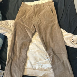 manchesterbyxor  - hej säljer mina nästan oanvända jack n jones manchesterbyxor då jag insåg att det inte riktigt var min stil nypris 450