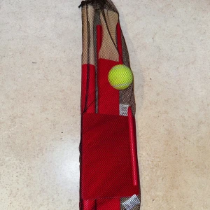 Brännbollsset - Helt ny, oöppnad brännbollsset. Innehåller: • 2 slagträn (ett runt och ett platt)  • 1 tennisboll  • 4 hörnpinnar och en brännplatta 