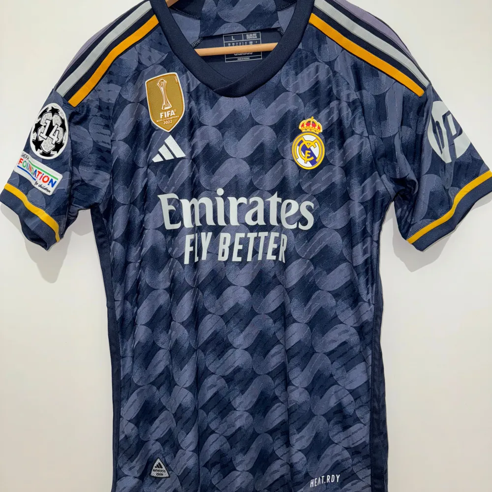 Säljer en Real Madrid fotbollströja i mycket bra skick. Passformen är L/XL.. T-paidat.
