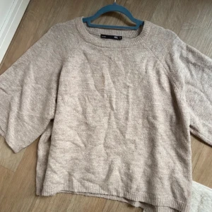 Stickad tröja  - Stickad trekvartsärm tröja från Lager157. Använd 2-3 gånger men den är fortfarande i bra skick. Det finns en liten liten fläck vid bröstet som jag tagit bild på men det är det enda. Köpt för 150kr.