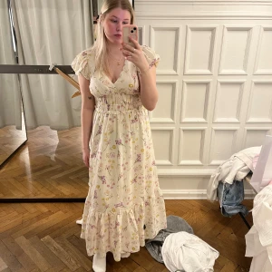 Klänning - Kollar intresset på denn fina klänningen från other stories.  Köptes för 1 100 kr använd till ett dop.  Så bara använd 1 gång ❤️ Jättefin och i fint skick