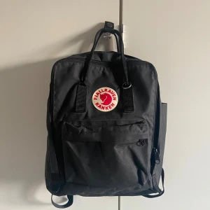 Fjällräven ryggsäck  - Den är i jätte bra skick, nästan aldrig använd. Dock så har jag skrivit mitt namn i väskan. Om du vill ha fler bilder så är det bara att skriva så löser jag det 💕 nypris är 1600 