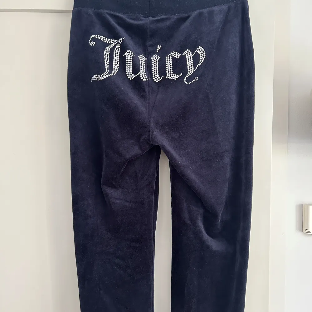 Juicy couture set i bra skick Hoodien är i XS och byxorna i S Hör av er vid frågor!! . Neuletakit & Villapaidat.
