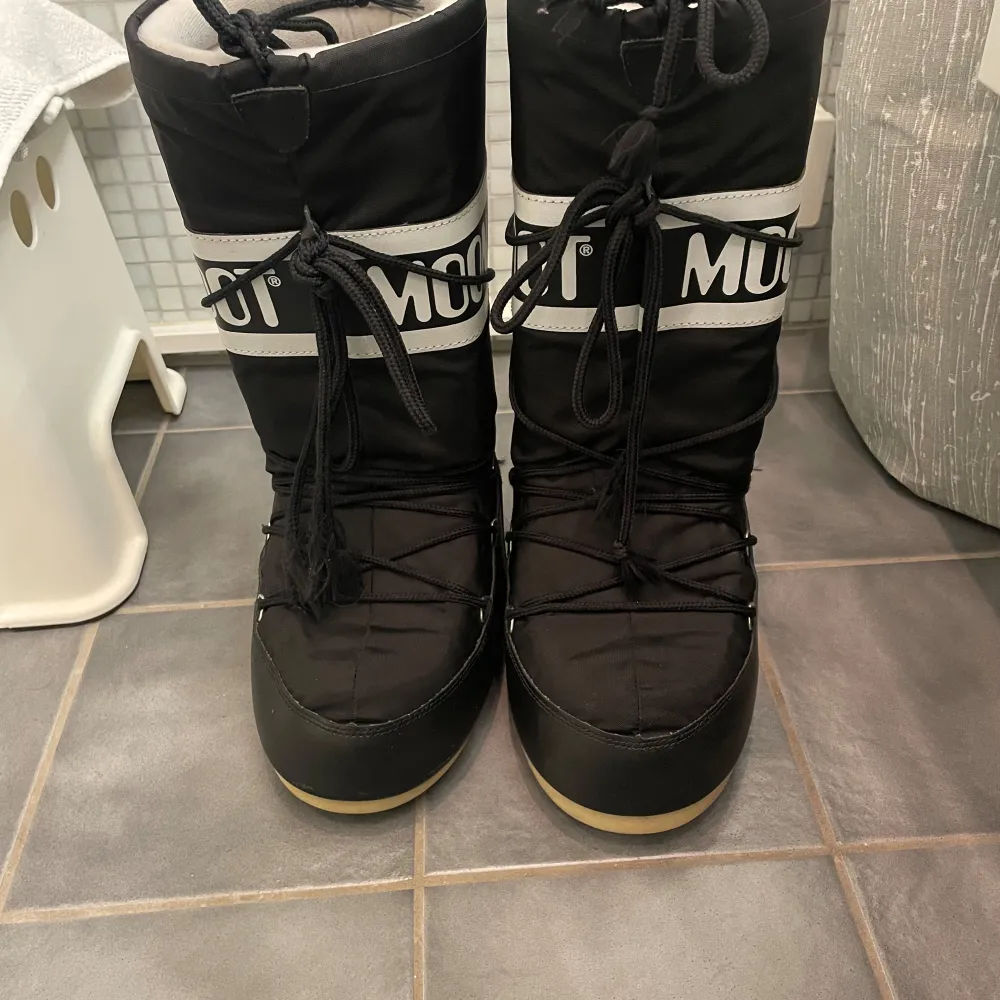 Moonboots i strl 39-42, passar även 38! Använt de under 1 vinter några gånger, men de kommer inte till användning längre. Skorna är i gott skick, har dock ett litet hål på hälarna men det påvärkar inte vid användning❤️. Skor.