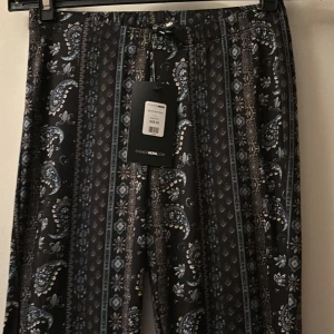 Wide leg pants Fashionnova - Wide leg pants från fashionnova