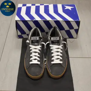 Säljer nu dessa sjukt feta Golden Goose Superstars i unik färg ~ skorna är i nyskick - 10/10!💯~ stl 40it fits 41-41,5eu ~ Box och dustbag ingår! ~ Nypris 5500kr - Vårat pris 2899kr!🙌 ~ Hör gärna av er vid fundering eller om det önskas fler bilder!💯💭📦