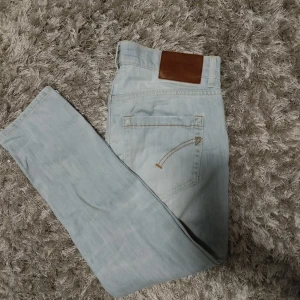 Ripped dondup jeans - Säljer nu mina ripped dondup jeans! Storleken är W27! Perfekt skick 10/10 Om du har någon fundering, prisförslsg eller liknande, skriv jätte gärna!