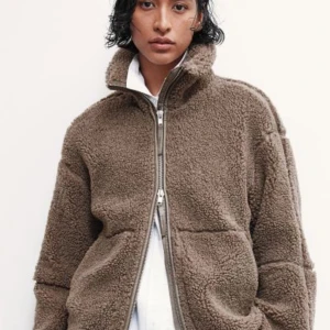 Brun teddyjacka med dragkedja - Säljer en supermysig brun teddyjacka som är perfekt för kyliga dagar. Jackan har en hög krage och stängs med en dragkedja framtill. Högsta bud ligger på 1000 kr. Prislapp kvar. Helt slut online. S-L